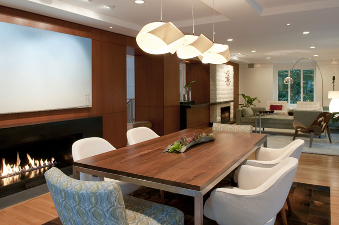 A combination of recessed lighting and hanging lights create warmth.